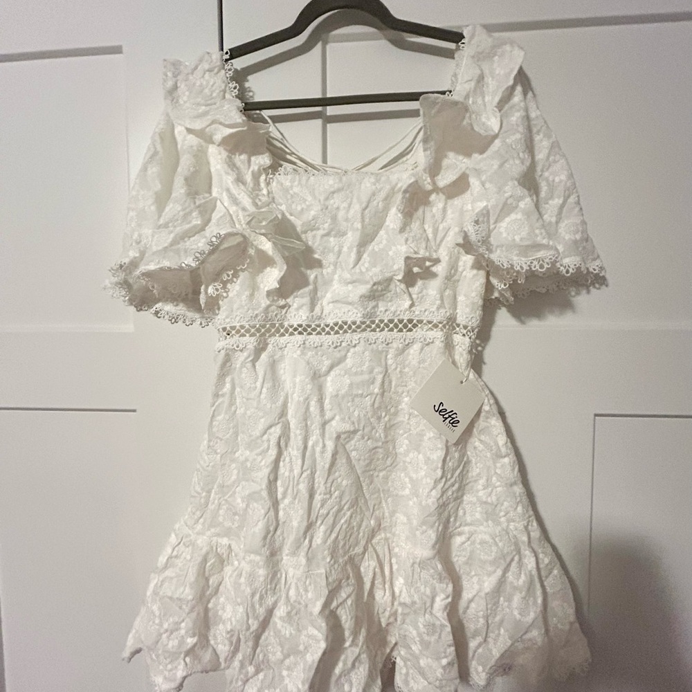 NEW Selfie Leslie: How Romantic Flounce Sleeve Lace-Up Back Dress - Picture 4 of 8